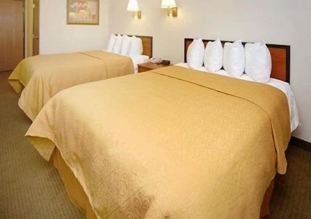 Standard Room, 2 Queen Beds, Non Smoking (First Floor) - Photo 1
