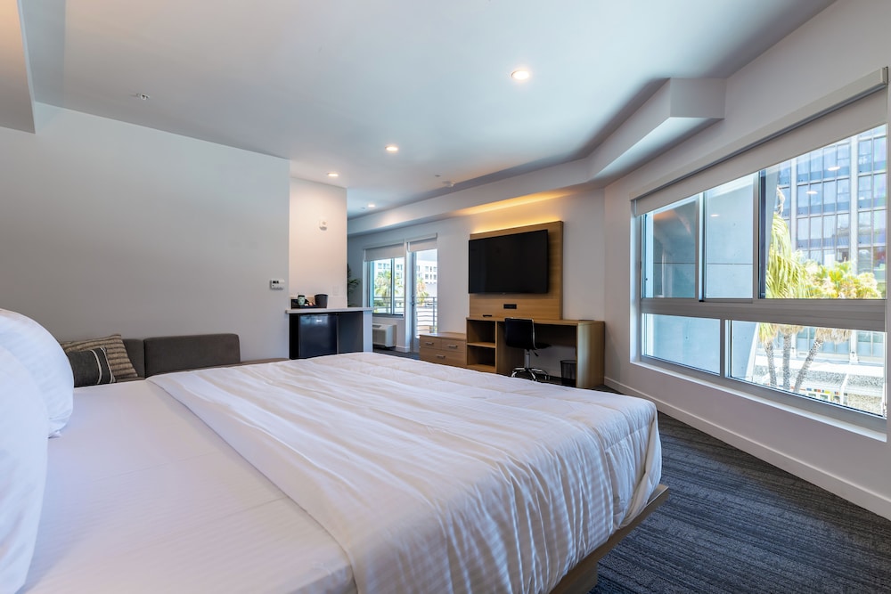 Deluxe Room, 1 King Bed, Non Smoking, Balcony - Photo 1