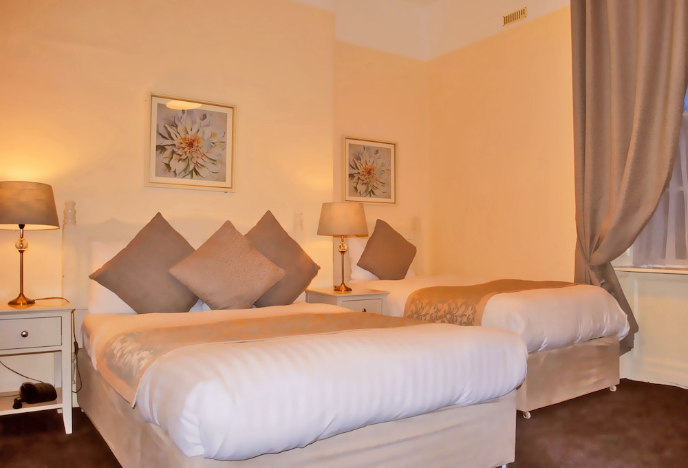 Standard Triple Room, Multiple Beds, Ensuite photo 1