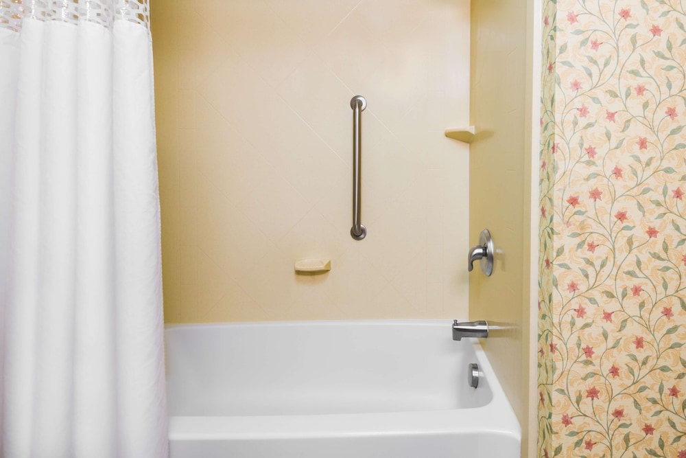 Standard Room, 1 King, Hearing Accessible - Photo 5