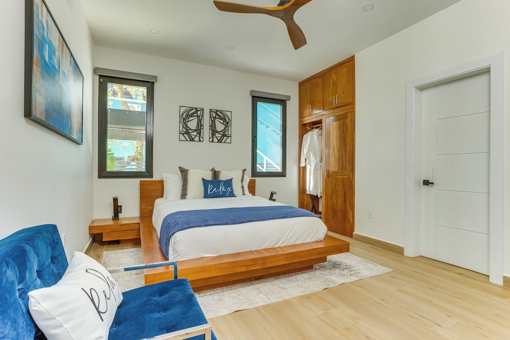 Royal Villa Beachfront Suite (1 Room of 4), Sea View, Shared Kitchen/Living Room