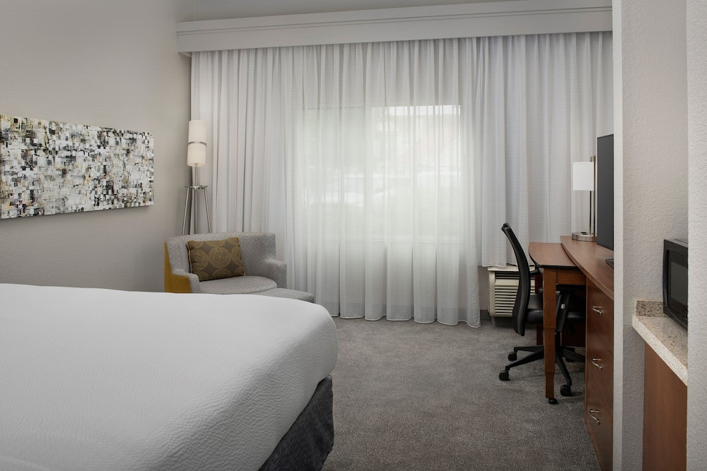 Room, 1 King Bed (Mobility/Hearing Accessible, Tub) - Photo 1