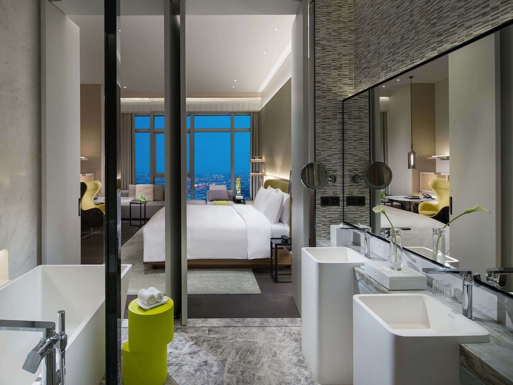 Luxury Room, 1 King Bed, Club Lounge Access photo 2