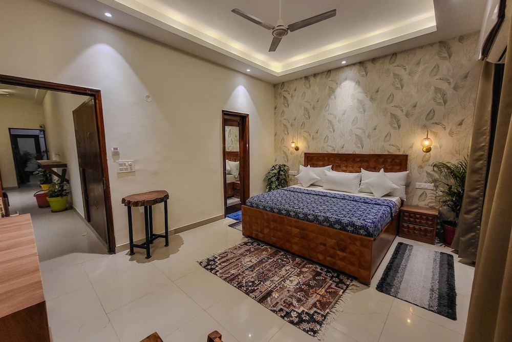 Superior Private Room with Balcony - Photo 4
