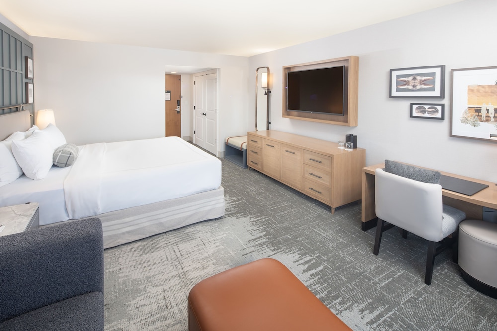 Superior Room, 1 King Bed, Golf View, Lakeside photo 2