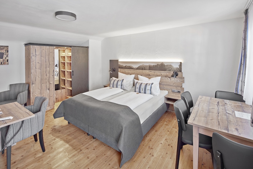 Family Suite (Bathroom in master bedroom)