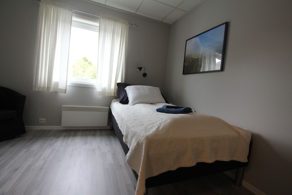 Basic Single Room, 1 Large Twin Bed, Non Smoking photo 1
