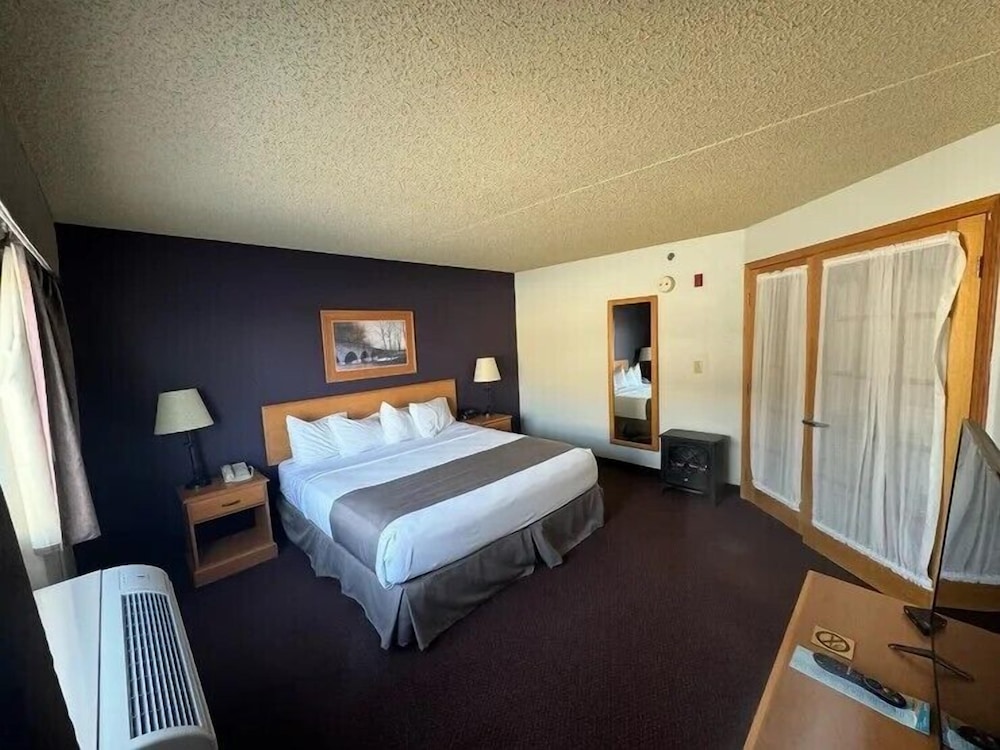 Deluxe Studio Suite, 1 King Bed photo 1
