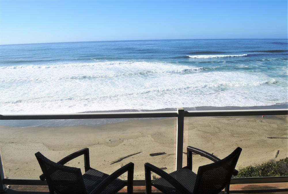 Romantic Suite, 1 Queen Bed, Jetted Tub, Oceanfront (Access via Stairs) photo 3