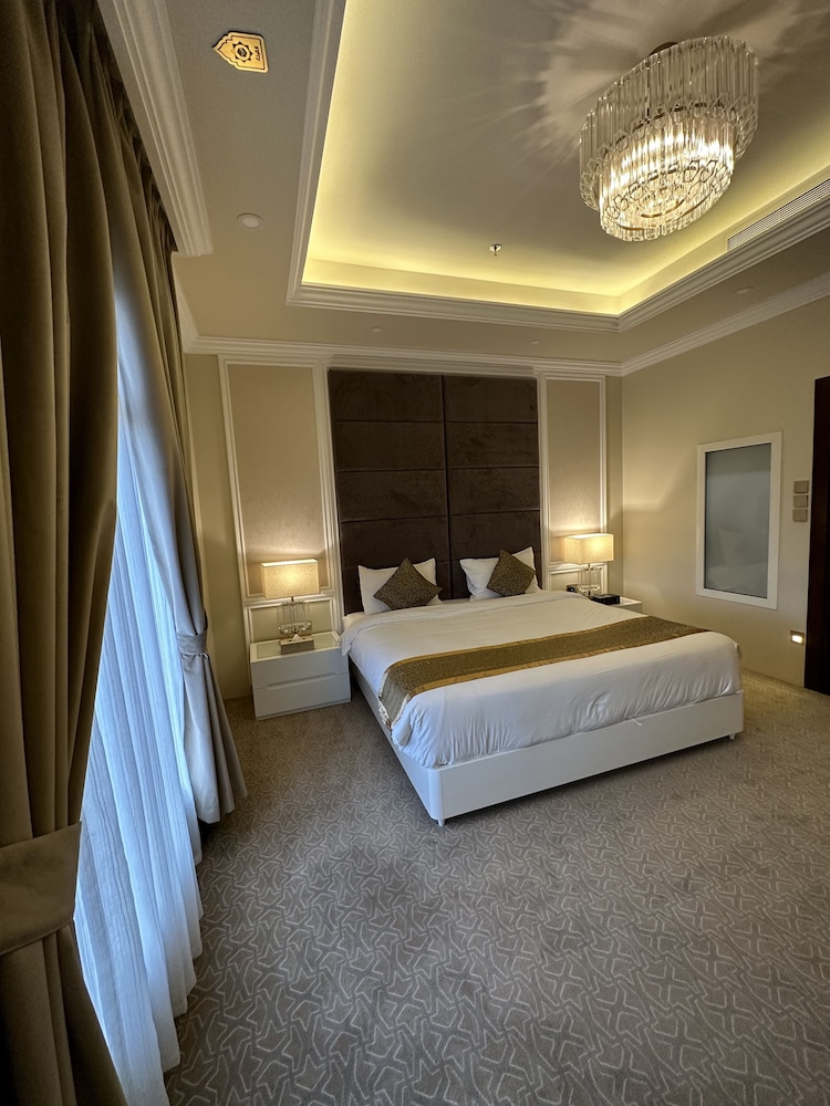 Deluxe King Suite - Photo 3