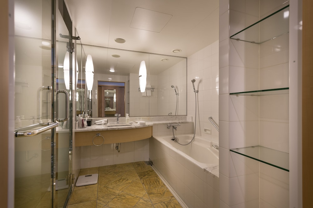 Premium Room, 1 Queen Bed, Corner (High Floor) - Photo 11