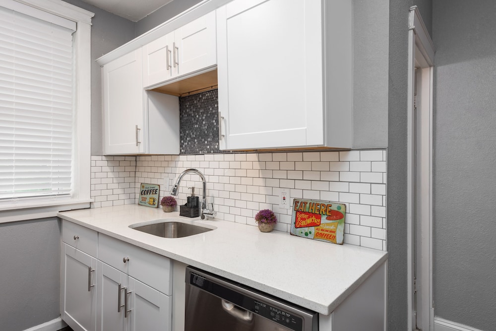 Signature Apartment, 1 Bedroom, Non Smoking, Kitchen photo 3