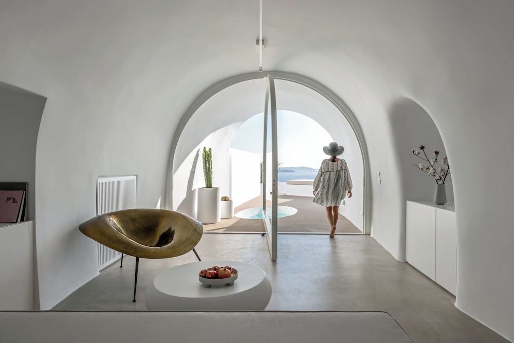 Iconic Suite with Private Outdoor Plunge Pool and Caldera View