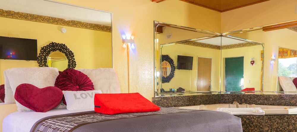 Suite, 1 Queen Bed, Jetted Tub photo 2