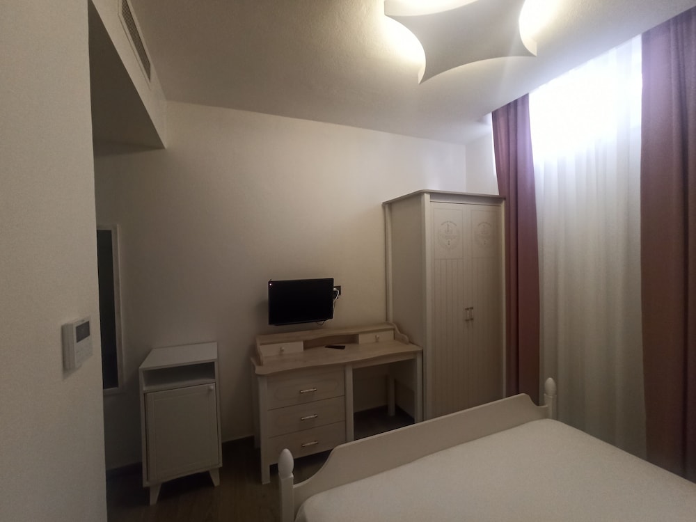 Economy Double Room, Half Basement