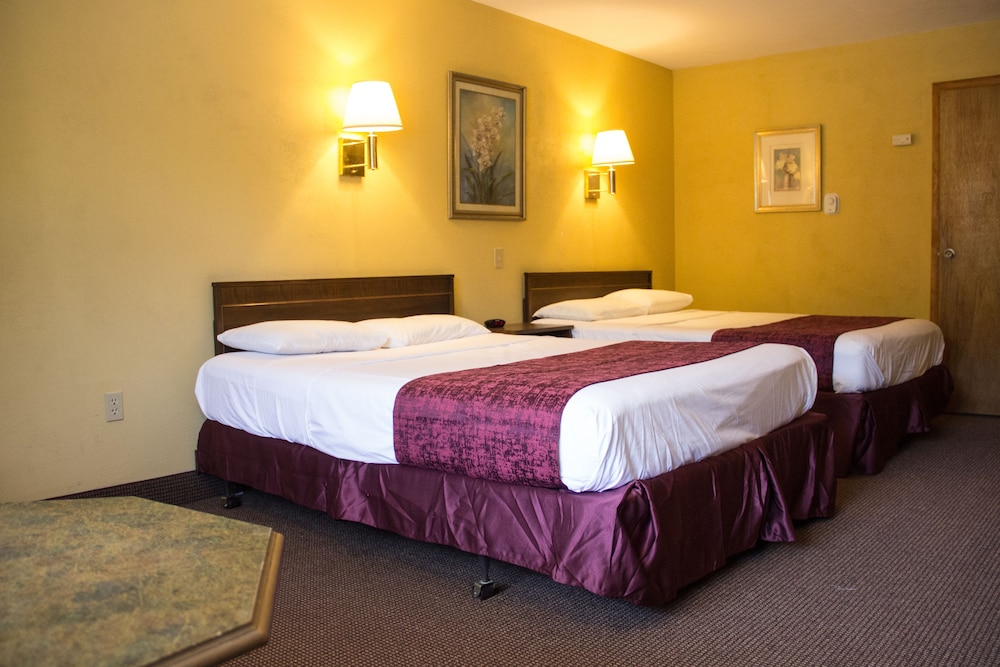 Room, 2 Queen Beds photo 2
