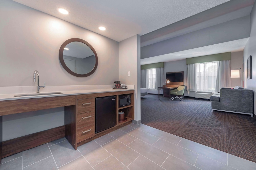 Suite, 1 King Bed, Accessible, Non Smoking - Photo 3