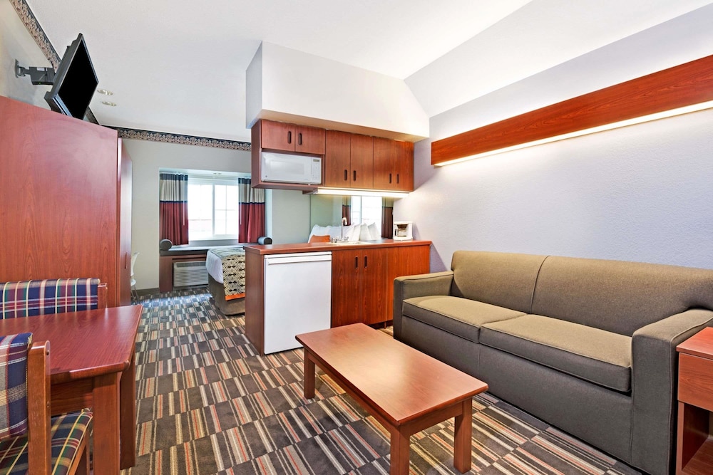 Deluxe Studio Suite, 1 Queen Bed, Non Smoking - Photo 3