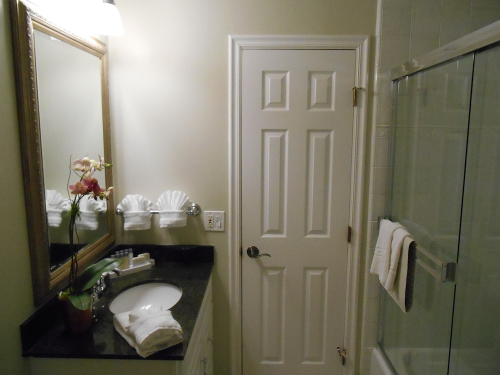 Standard Room, 1 King Bed photo 2