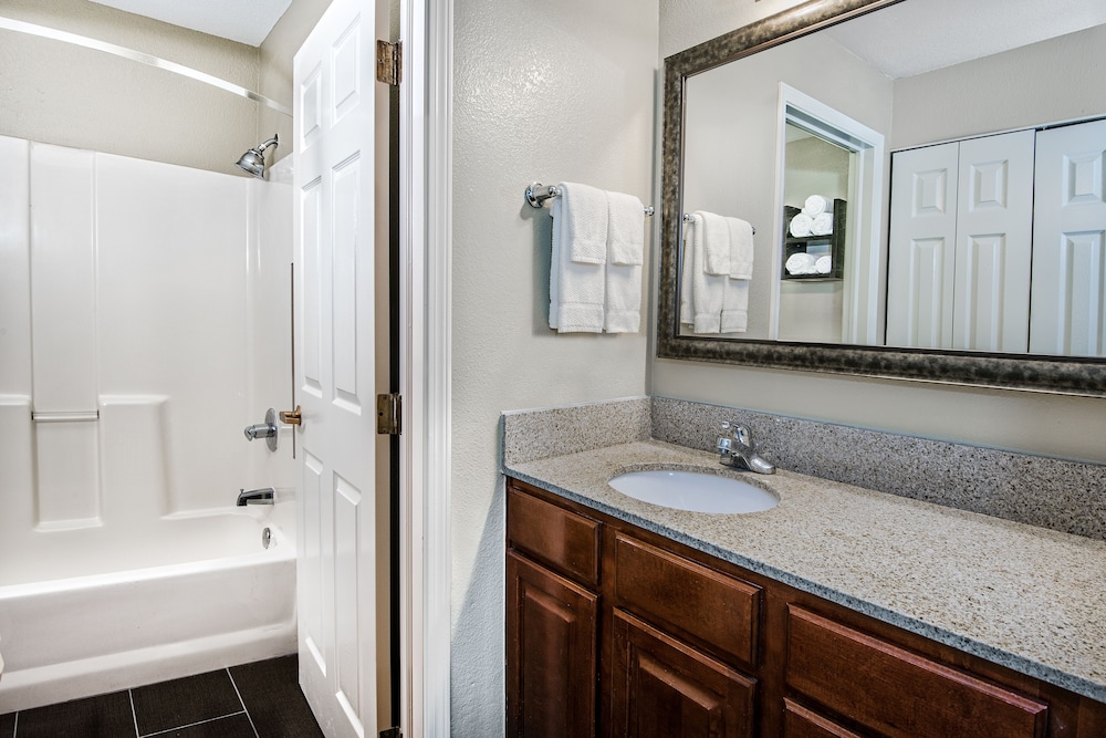 Suite, 1 Bedroom, Accessible, Kitchen (Mobility Roll-In Shower) photo 3