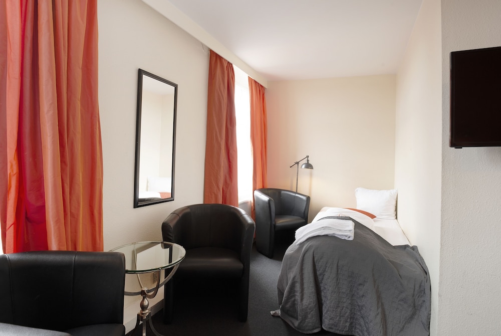 Economy Triple Room photo 3