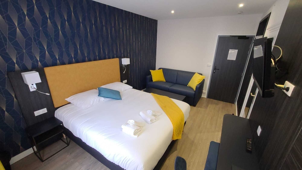 Superior Quadruple Room, 1 Queen Bed with Sofa bed, Balcony, Sea View photo 3