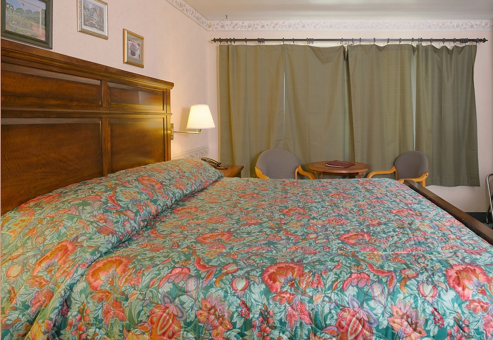 Standard Room, 1 King Bed photo 2