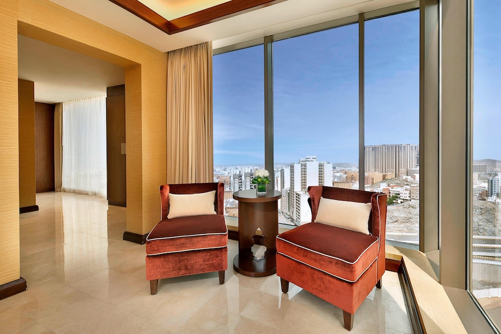 Executive Suite, 1 Bedroom, Smoking (View) photo 1