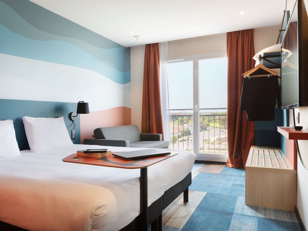 Premium Room, 1 Double Bed with Sofa bed - Photo 1