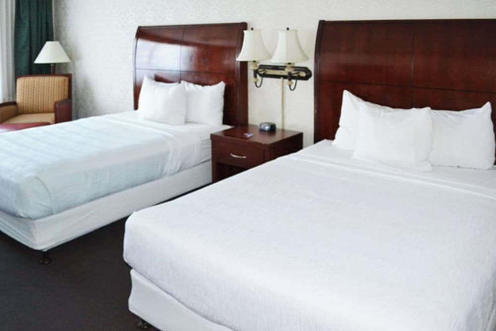 Standard Room, 2 Queen Beds, Non Smoking - Photo 2