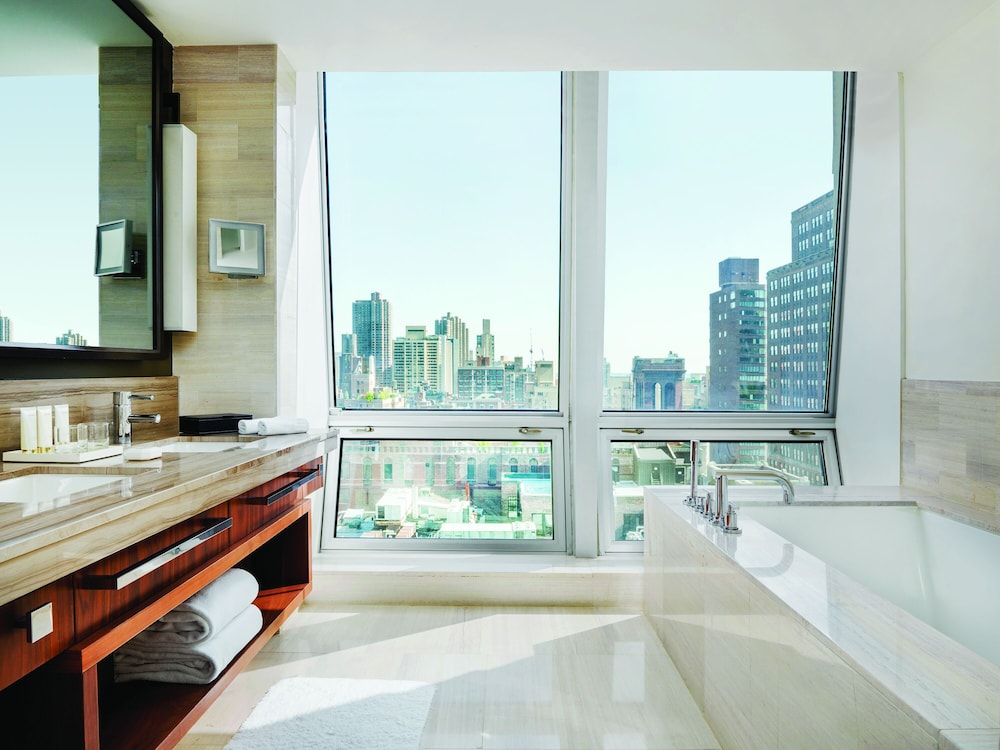 Club Executive King with Kitchen