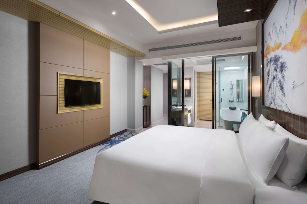 Deluxe Suite, 1 King Bed with Sofa bed, Smoking photo 1