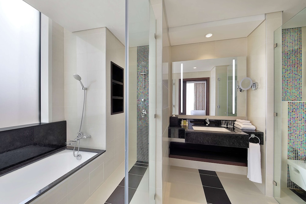Suite, 1 Bedroom - Photo 2