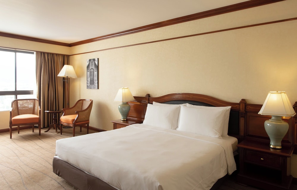 Premier Room, 1 King Bed - Photo 6