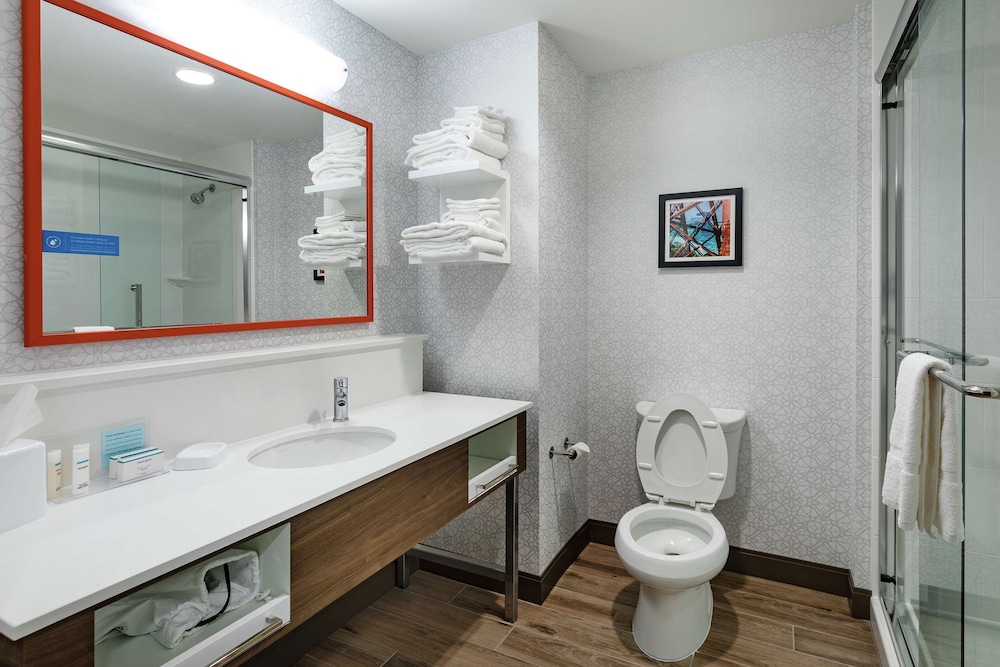 Room, 2 Queen Beds, Accessible, Bathtub - Photo 6