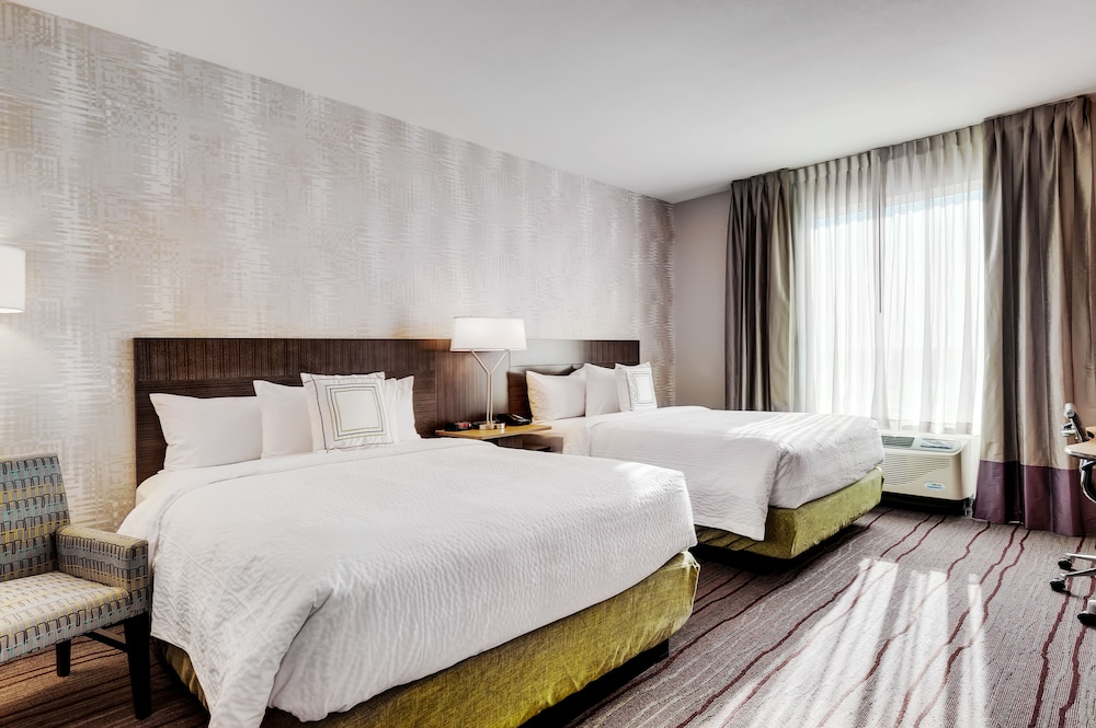 Executive Room, 2 Queen Beds (Mobility/Hearing Access, Roll-In Shwr) photo 2
