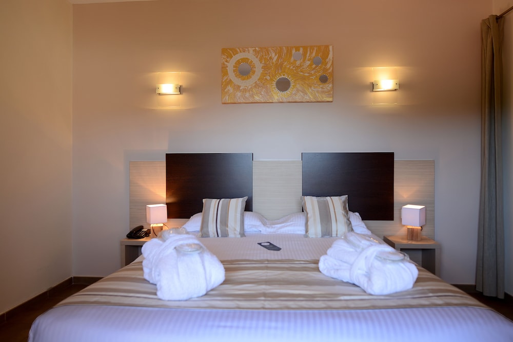 Suite, 2 Bedrooms - Photo 2