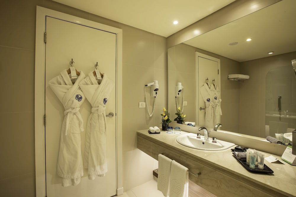 Room, 2 Twin Beds (Sea Front) - Photo 6