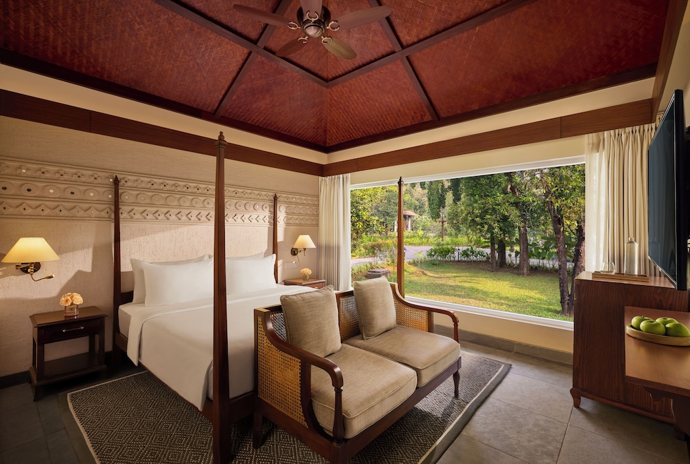Suite, 1 King Bed, Garden View