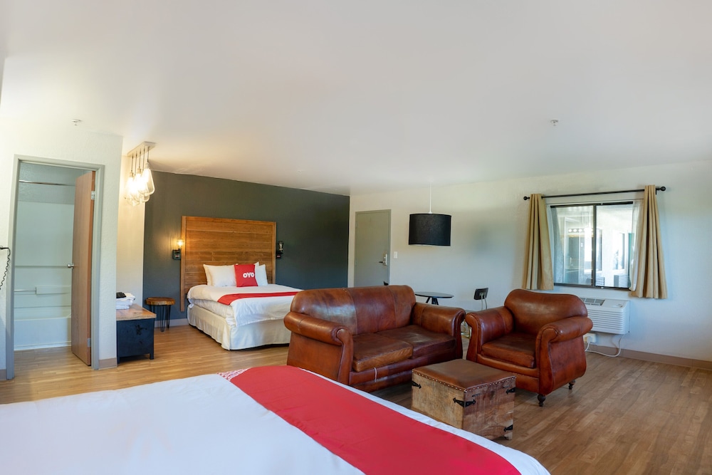 Premium Room, 2 Queen Beds - Photo 4