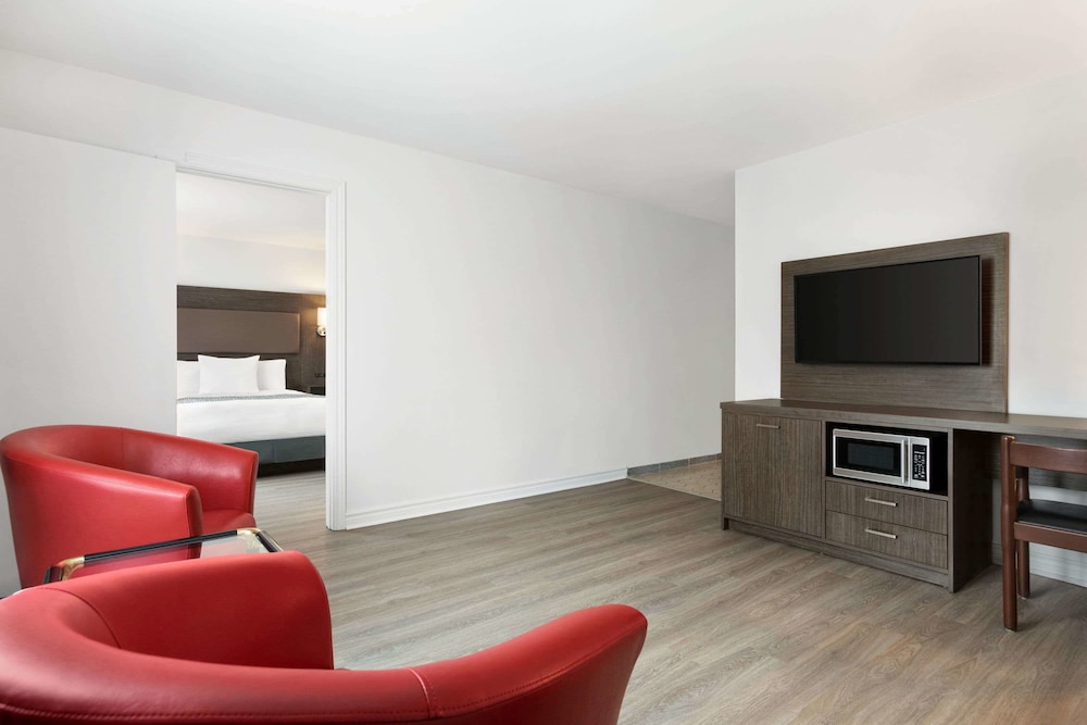 Suite, 1 Queen Bed, Non Smoking (No Pets) photo 2
