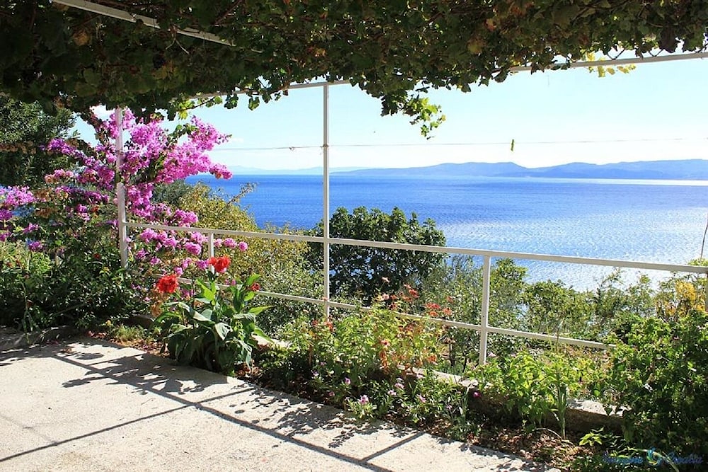 Apartment (Niko - 50 m from pebble beach - A6 Pr)