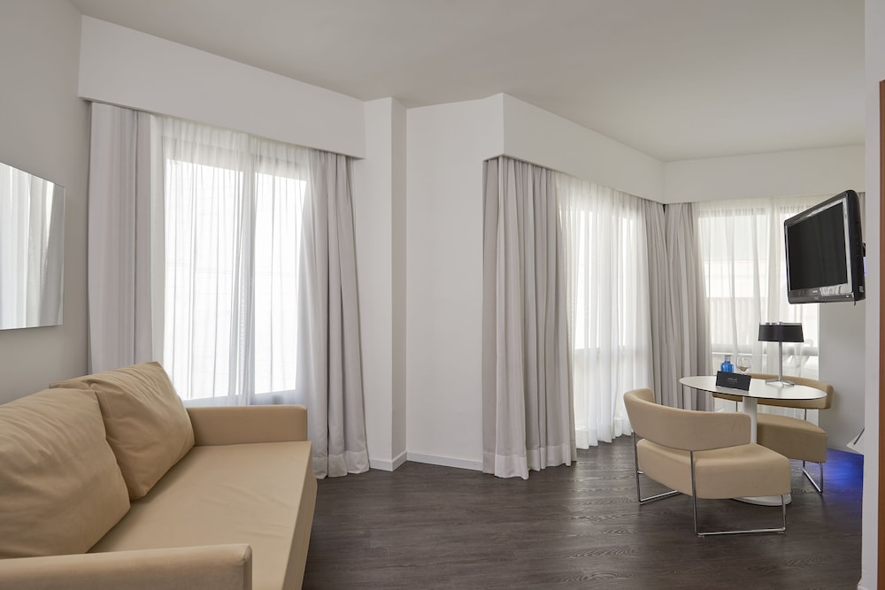 Family Room thumbnail 5