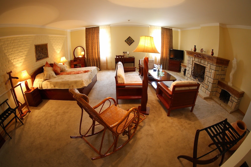 Executive Suite - Photo 4