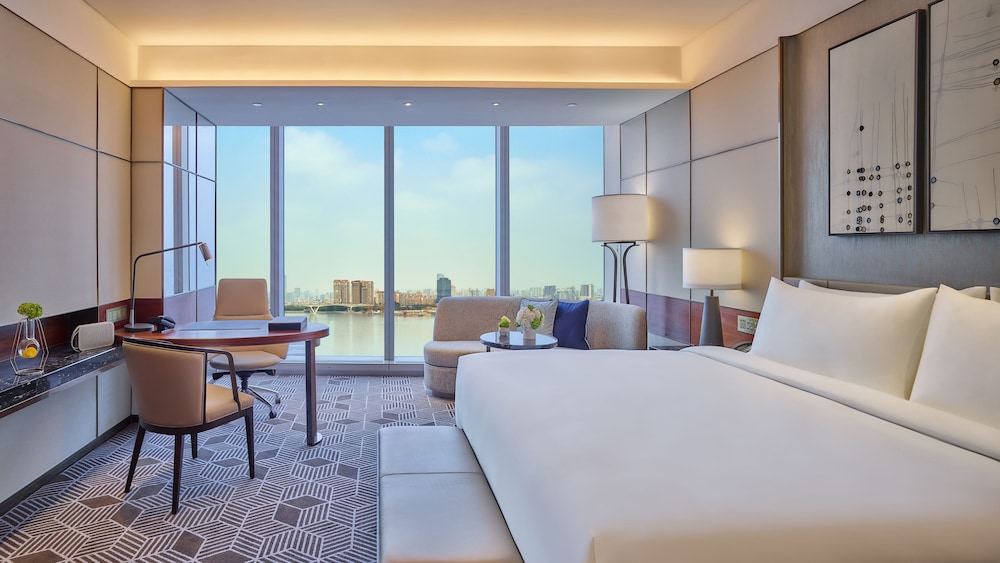Classic Room, 1 King Bed (Pearl River View) thumbnail 6