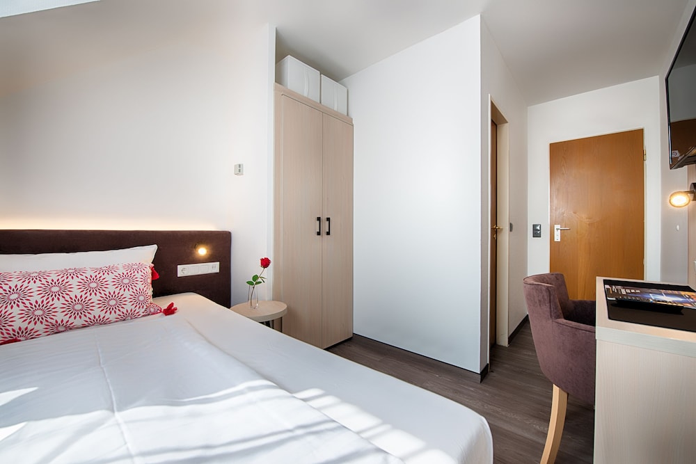 Single Room, 1 Queen Bed photo 2