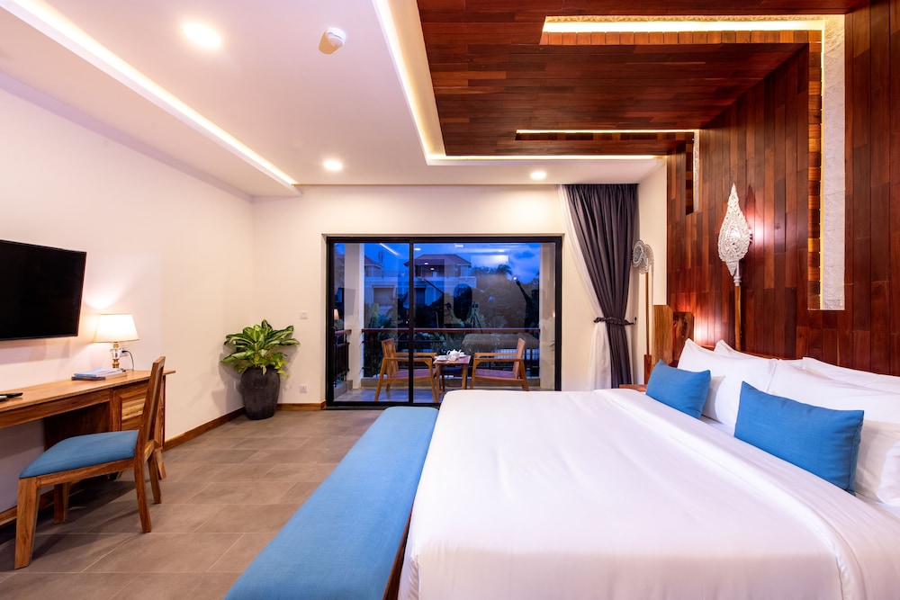 King Suite Double with Balcony - Photo 4