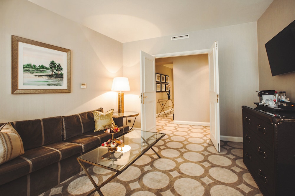 One-Bedroom Suite - Photo 2