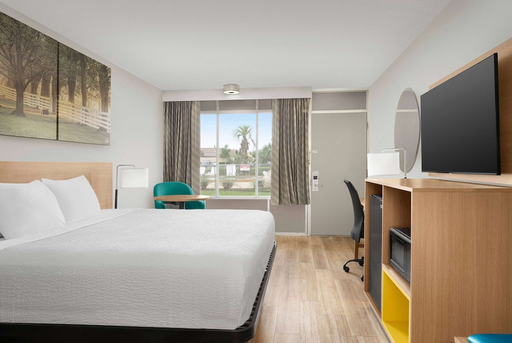 Room, 1 King Bed, Non Smoking (Second Floor) photo 1