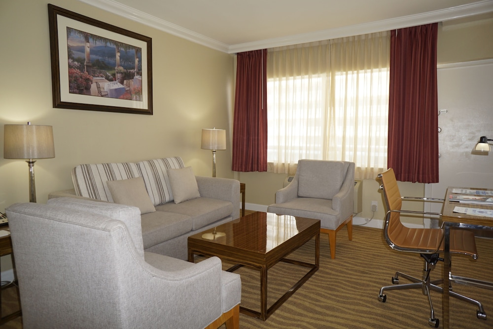 Suite, 1 Bedroom, Oceanfront, 1 King Bed - Photo 3